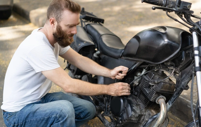 Como conservar a bateria da moto e evitar que ela descarregue